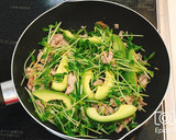 野菜たっぷり！豚こま肉と豆苗の炒めもの作り方4写真