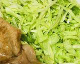 豚肩ロース肉のしょうが焼き●サラダ添え作り方1写真