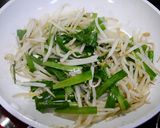 簡単！ニラ玉もやしのにんにく醤油炒め作り方4写真