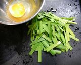 簡単！ニラ玉もやしのにんにく醤油炒め作り方1写真