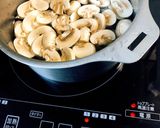 簡単！美味しいマッシュルームのお味噌汁作り方3写真
