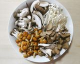 風邪対策にも！きのこたっぷり中華スープ作り方1写真