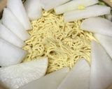 煮込みラー麺鍋●鶏肉と白菜＆大根の野菜鍋作り方2写真