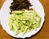 ブロッコリーの茎の搾菜炒め作り方1写真