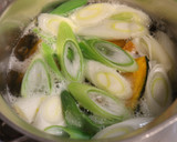 朝昼夕♪冷凍南瓜と長ねぎとワカメの味噌汁作り方4写真