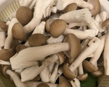 三つ葉としめじとカニカマの梅肉和え作り方2写真