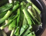 塩麹豚で簡単【豚と葉にんにくの煮込み】作り方3写真