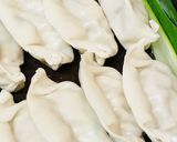 レトルト餃子に一風味●酒蒸し＆ネギ油焼き作り方2写真