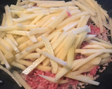 弁当のおかず☆芋とひき肉の炒め物作り方1写真