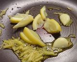 レンコンと菊菜の茎と塩レモンのサッと炒め作り方3写真