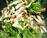 豆苗としめじのニンニクうまうま炒め♪作り方2写真