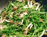 豆苗としめじのニンニクうまうま炒め♪作り方3写真