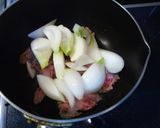 葉つき玉ねぎと牛肉の煮物作り方2写真