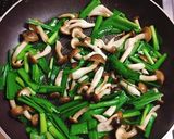 簡単♬ ニラ、しめじ、卵の中華炒め作り方3写真