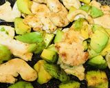 鶏肉＆アボカドの炒め物☆塩バター風味作り方3写真