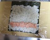 簡単◎ラップ海苔巻き◎鮭フレークde作り方3写真
