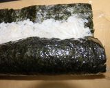 簡単◎ラップ海苔巻き◎鮭フレークde作り方4写真