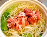 キャベツともやしと豚肉の味噌汁 *☻*作り方2写真