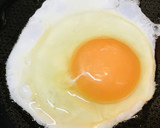 納豆＆目玉焼にスプラウトを添えてサラダ風作り方2写真