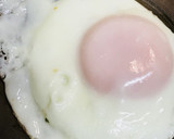 納豆＆目玉焼にスプラウトを添えてサラダ風作り方3写真
