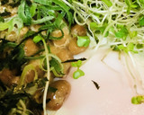 納豆＆目玉焼にスプラウトを添えてサラダ風作り方4写真