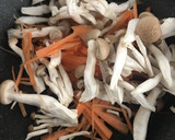 人参としめじ たけのこのたらこ炒め作り方1写真