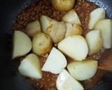 ☆簡単おかず♪新じゃがピリ辛肉味噌炒め☆作り方3写真