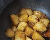 ☆簡単おかず♪新じゃがピリ辛肉味噌炒め☆作り方4写真