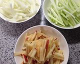 りんごの甘味が引き立つサッパリサラダ作り方1写真
