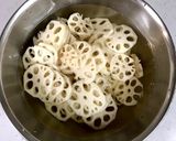 豚バラ肉と蓮根のピリ辛煮作り方1写真