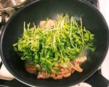 豆苗と豚肉のごま味噌炒め✨作り方3写真