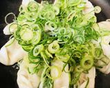 レトルト餃子のネギたくさんの酒蒸し仕上げ作り方3写真