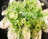 レトルト餃子のネギたくさんの酒蒸し仕上げ作り方3写真