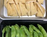 春に〜砂糖えんどうと油揚げの煮物はいかが作り方1写真