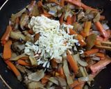キノコと野菜の油炒め・チーズ、ソース味作り方12写真