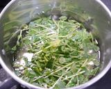 簡単！やせるお味噌汁☆豆苗たまご作り方1写真