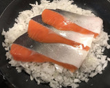 大人取り分け離乳食★鮭と玉ねぎの蒸し焼き作り方2写真