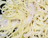 ニンニク風味のエノキ＆しらすのネギ焼そば作り方2写真