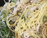 ニンニク風味のエノキ＆しらすのネギ焼そば作り方3写真