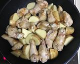 味付け簡単！鶏手羽元とじゃが芋の煮物作り方2写真
