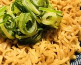 超簡単チキンラーメン★ポケットにネギ盛り作り方1写真
