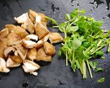 簡単！豆苗の味噌汁☆椎茸と海苔でだし不要作り方1写真