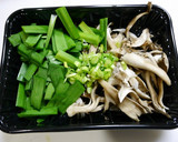 簡単！肉なし☆お揚げニラ舞茸オイスタ炒め作り方1写真