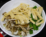 簡単！肉なし☆お揚げニラ舞茸オイスタ炒め作り方3写真