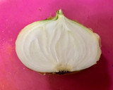 俺流！今が旬…めかぶと新玉ねぎ和え物作り方1写真