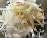 俺流！今が旬…めかぶと新玉ねぎ和え物作り方4写真