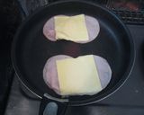 黄身真ん中のチーズハムエッグ（目玉焼き）作り方1写真