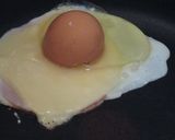 黄身真ん中のチーズハムエッグ（目玉焼き）作り方3写真