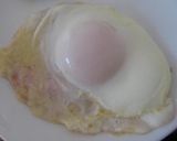 黄身真ん中のチーズハムエッグ（目玉焼き）作り方4写真