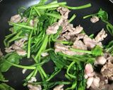 節約かぶの葉で！絶対うまい豚ガリバタ炒め作り方5写真